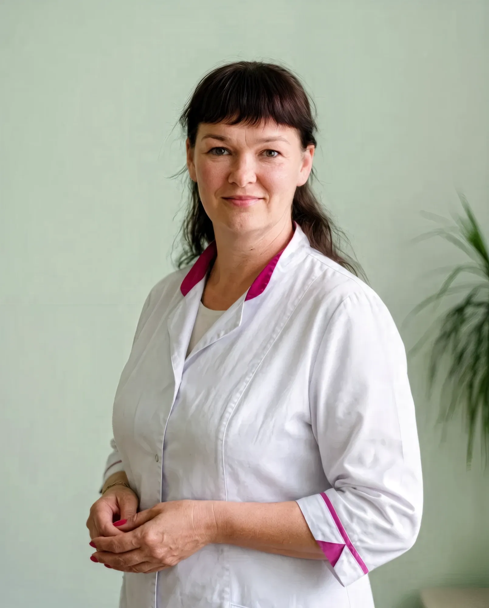 Наталія Гарькава, лікар-офтальмолог, у білому халаті